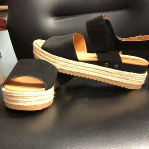 Size 10 women’s platform sandals. 2 1/2 inch heel with a 1 inch platform
